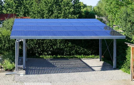 Solarcarport mit Photovoltaikmodulen