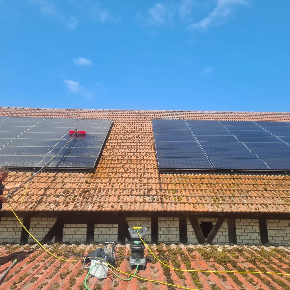 Vorher-Nachher: Reinigung von Solarmodulen auf Ziegeldach