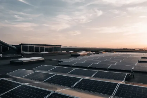 Gewerbliches Solardach bei Sonnenuntergang
